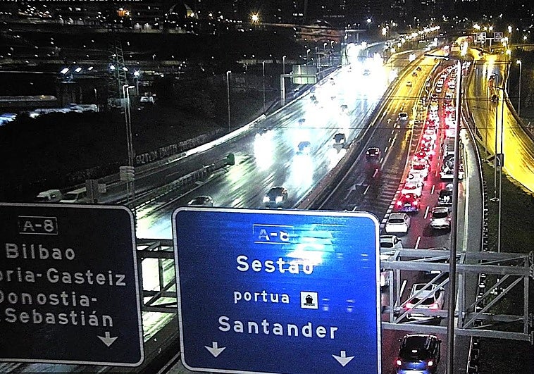 Finalizan las retenciones en la A-8 tras un accidente múltiple a la altura de Barakaldo en sentido Muskiz